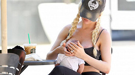 Courtney Stodden si hraje na maminku s umělým miminkem.