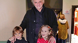 Michael Kocáb vyrazil se synem Davidem a vnučkou Miou do kina.