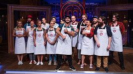 Šestnáct amatérských kuchařů, kteří se utkají o titul MasterChefa.
