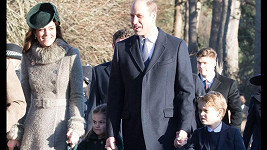Vévoda a vévodkyně z Cambridge se staršími dětmi Georgem a Charlotte dorazili na tradiční vánoční mši v Sandringhamu