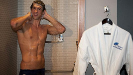 Americký plavec Michael Phelps propaguje svého sponzora.