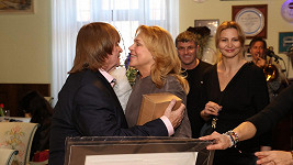 Karel Vágner přijímá gratulace od Dagmar Havlové. V pozadí Ivana Gottová a rodinný přítel Leon Tsoukernik