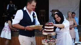 Mirka Rubíková s manželem krájí svatební dort.