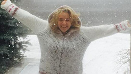 Lucie Vondráčková si užívá zimních radovánek.