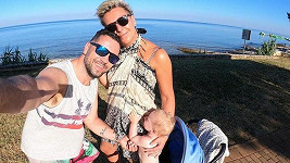 Michal je se svou rodinou na dovolené.
