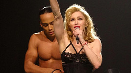 Madonna v korzetu a s miniaturními kalhotkami.