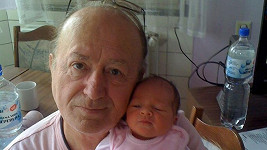 Pyšný otec Petr s novorozenou dcerou.