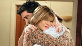 Jennifer Aniston a David Schwimmer jako Rachel a Ross v Přátelích. Jejich milostná linka se s přestávkami táhla všemi sériemi slavného seriálu.