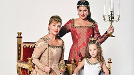 Třígenerační fotka. Petra Černocká jako královna, Bára Vaculíková jako její urozená dcera a vnučka Olivia Coco jako princezna.