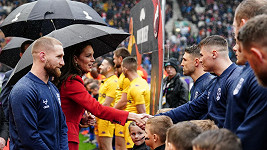 Kate si před zápasem potřásla rukou s hráči obou týmů.