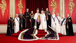 Král Karel III. obklopený nejdůležitějšími členy Firmy