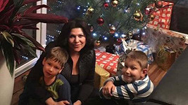 Ilona Csáková se syny u jejich zatím nejmenšího vánočního stromečku