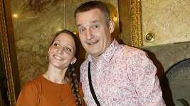Vladimír Hron s mladičkou manželkou tvoří stále šťastný pár.