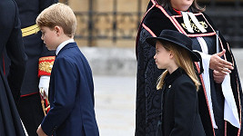 Princ George s princeznou Charlotte se přišli rozloučit s královnou.