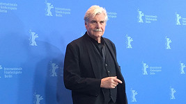 Peter Simonischek převzal na Berlinale cenu za Jiřího Menzela.