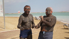 Pánové si na břehu Mrtvého moře vyzkoušeli účinky léčivého bahna.