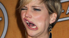 Občas se zdá, že Jennifer Lawrence ještě puberta neopustila.