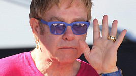 Elton John se od svého otce nikdy nedočkal podpory.