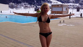 Kateřina Kristelová takhle pózuje u horského bazénu jen v plavkách.