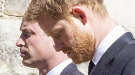 Princové Harry a William na pohřbu jejich dědečka, prince Philipa v dubnu 2021