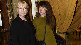 Kateřina Macháčková s dcerou Helenou na filmové premiéře