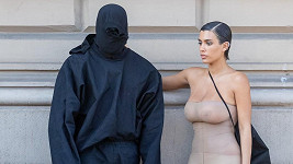 Kanye West a Bianca Censori v Berlíně