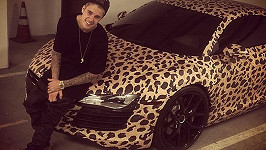 Justin Bieber s jedním ze svých luxusních vozů.