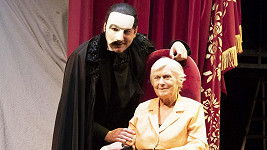 Fantom opery Marian Vojtko spolupracuje s centry pro staré lidi.