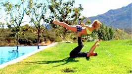 Britney Spears jde jóga s partnerem skvěle. 