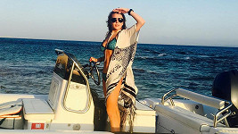 Lindsay Lohan se obklopila přáteli a vyrazila na Sardinii.