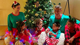 Skvělý vánoční snímek Cristiana Ronalda s rodinou