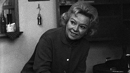 Věra Ferbasová v šedesátých letech, kdy se začala vracet k herectví. Brzy přišla o dům i manžela a skončila úplně sama. 