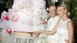 Obří dort na svatební hostině Alberta a Charlene. Sami rozkrojili menší.
