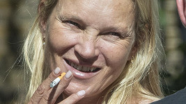 Kate Moss se cigaret vzdát nedokáže. 