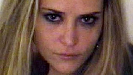 Brooke Mueller na policejním snímku z roku 2011, kdy byla zadržena za držení drog.