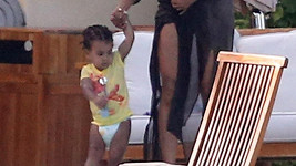 Beyoncé je své dcerce po ruce...