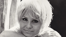 Jitka Zelenková jako blondýna v paruce. Psal se rok 1971.