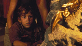 Joseph Mazzello se proslavil jako desetiletý ve filmu Jurský park. Na snímku s Laurou Dern, Samem Neillem a Arianou Richards
