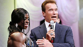 Arnold byl ze svalů Američanky také trochu v křeči. 