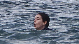 Anne Hathaway se málem utopila.
