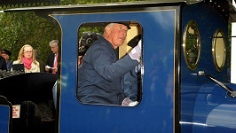 Princ Charles řídí lokomotivu.