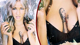 Sofie má tetování mezi ňadry.