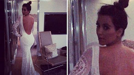 Kim Kardashian v róbě, která nápadně připomíná svatební šaty.