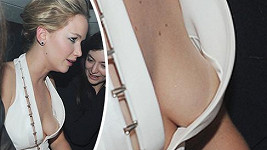Jennifer Lawrence si na párty oblékla hodně odvážné šaty.