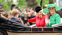 Královna Camilla s princeznou Kate a jejími dětmi mávají Londýňanům.