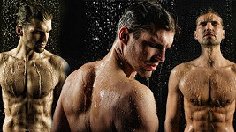 Švarný Honza Hájek úplně nahý ve sprše.