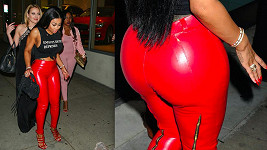Majitelka obří zadnice Blac Chyna se narvala do červených kožených kalhot.