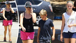 Reese Witherspoon vypadá jako sestra svých dětí.