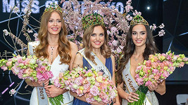 Zleva: Druhá vicemiss Natália Hrušovská (21), Miss Slovensko Frederika Kurtulíková (24), první vicemiss Alica Ondrášová (23)