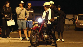 Kraus se po Praze projížděl na historickém motocyklu.